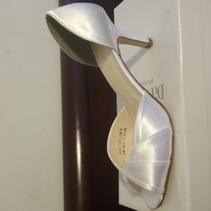 Open toe satin white heel. Size 10w